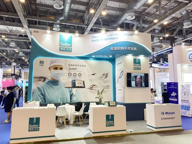 Sutter Messestand mit CURIS® Radiofrequenzsystem und Informationsmaterialien zur präzisen Elektrochirurgie „Made in Germany“ auf einer asiatischen Fachmesse.